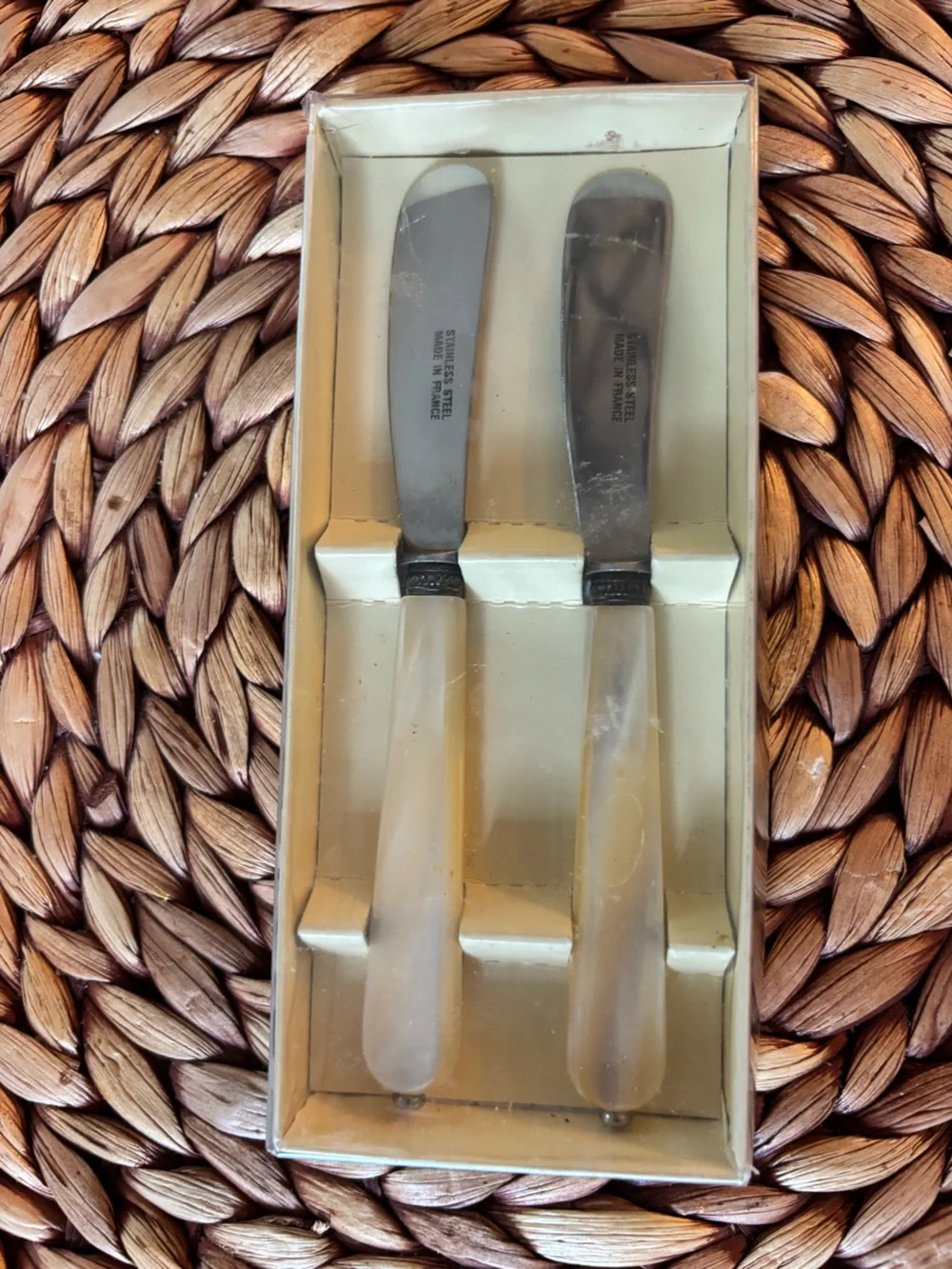 Williams Sonoma Stainless Steel Spreaders with Pearl Cream Handles
